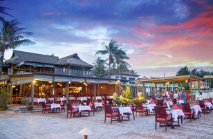 供应早餐、午餐和晚餐，国际美食，海滩景观