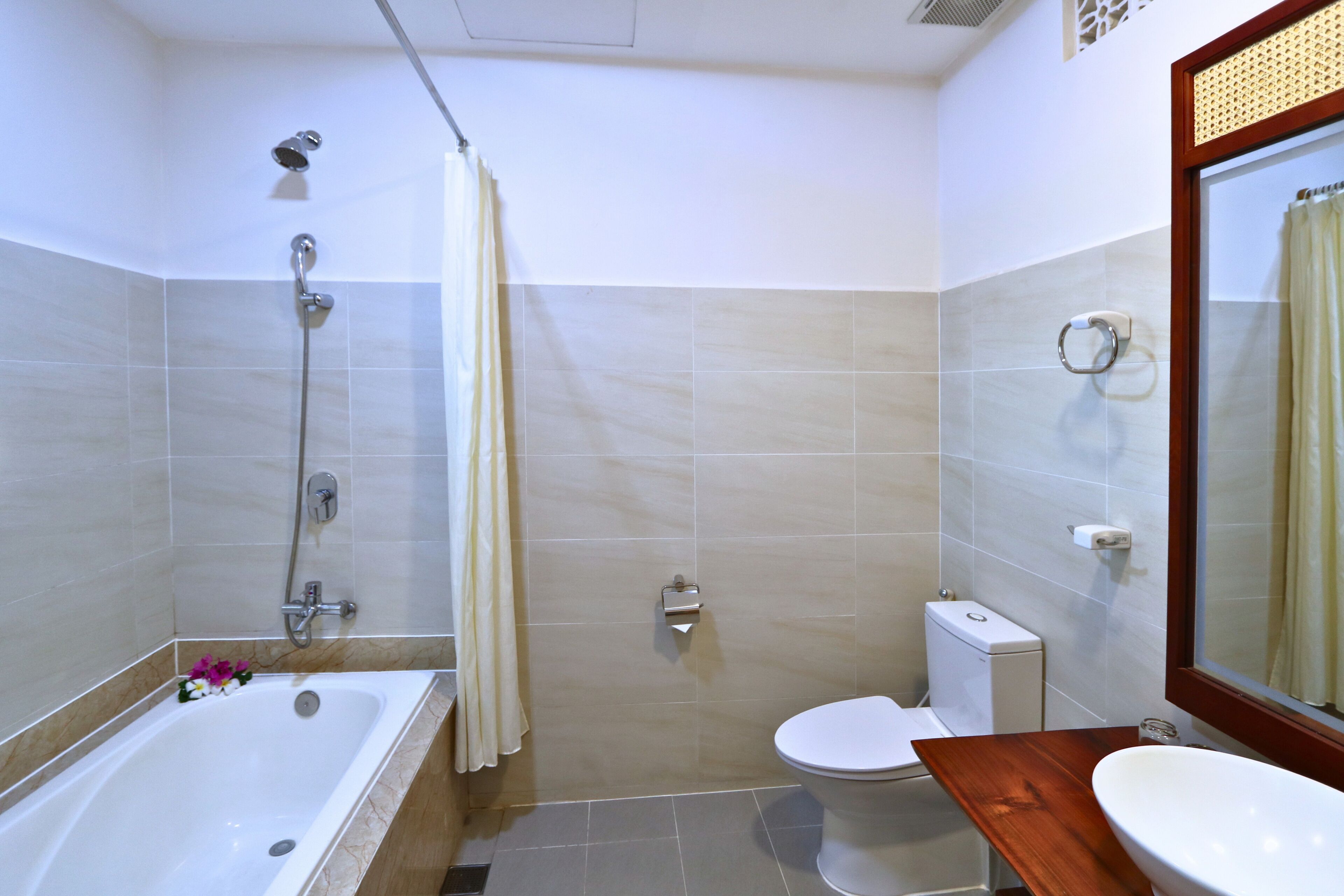 Une salle de bain avec une baignoire, des toilettes et un lavabo.