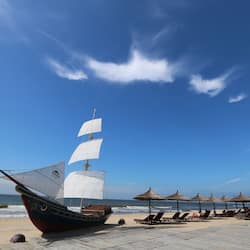 Plage privée, chaises longues, parasols, serviettes de plage