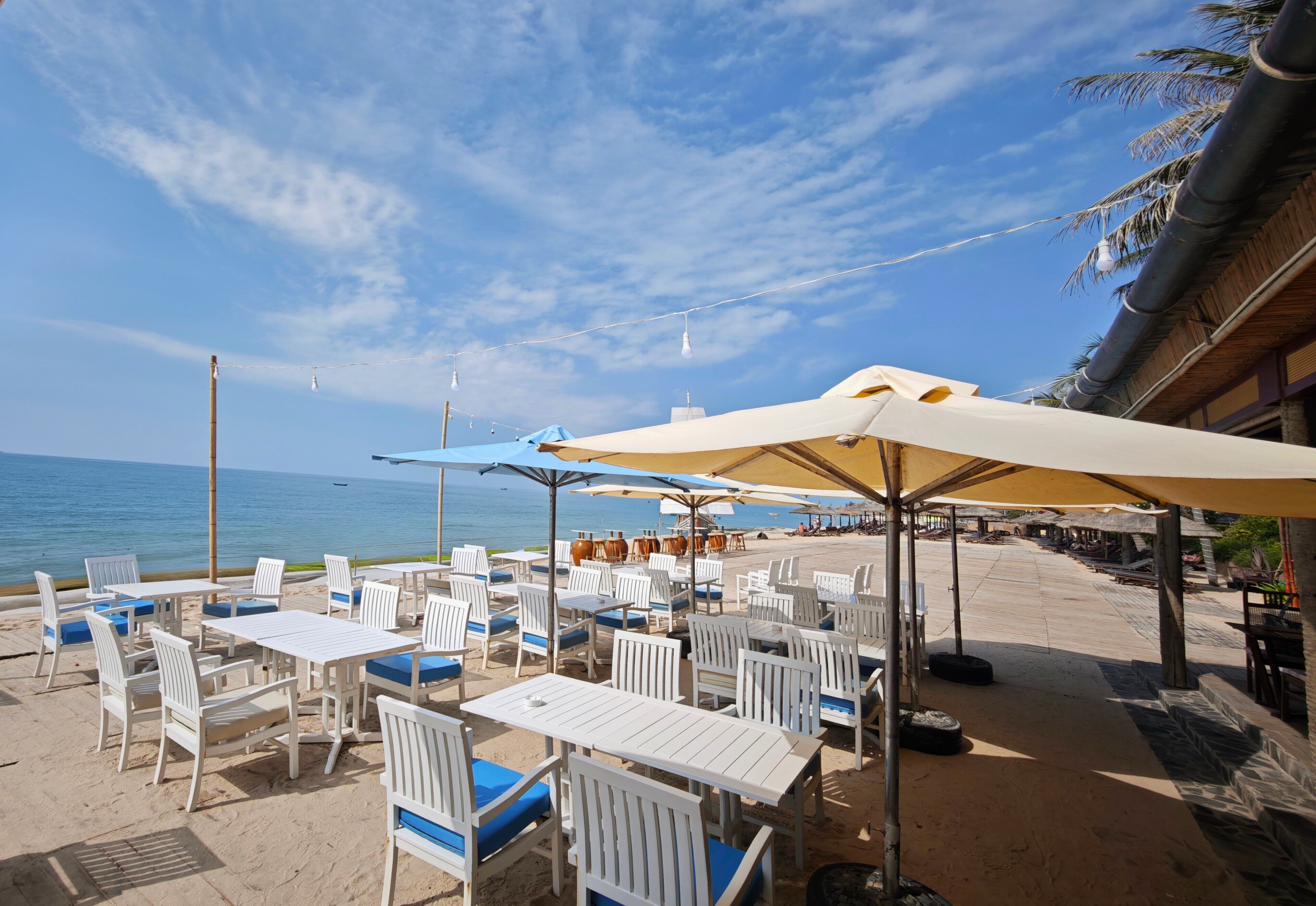 Petit déjeuner, déjeuner et dîner servis sur place, vue sur la plage