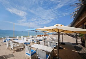 Serviço de café da manhã, culinária internacional, vistas para a praia 