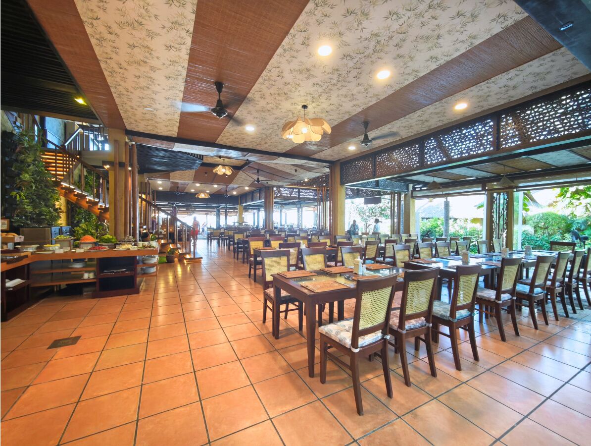 breakfast, lunch, dinner served; international cuisine, beach views