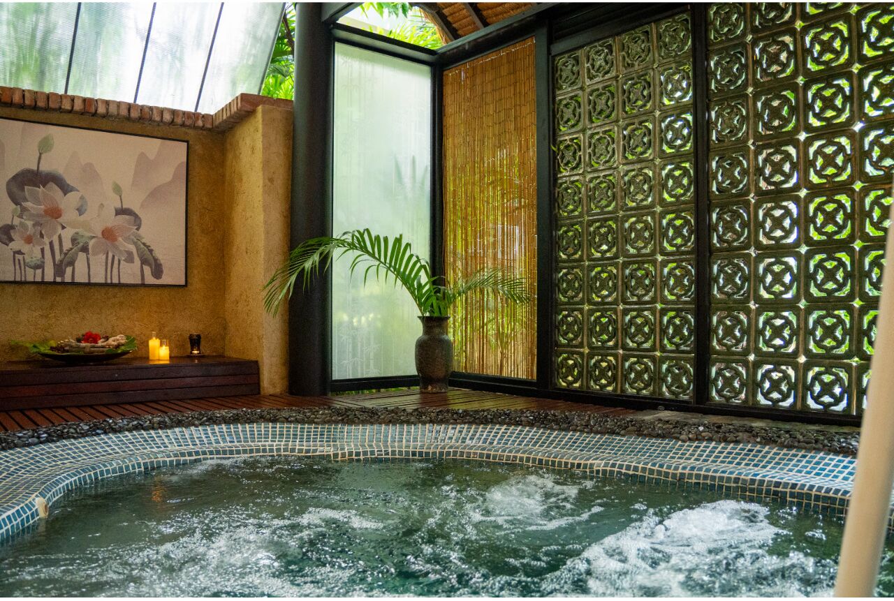 Couples treatment room(s), sauna, hot tub, steam room, body treatments