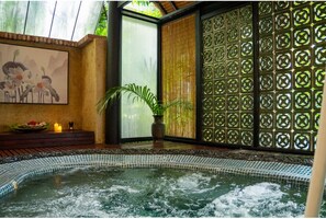Behandelingskamers voor koppels, een sauna, een bubbelbad, een stoombad