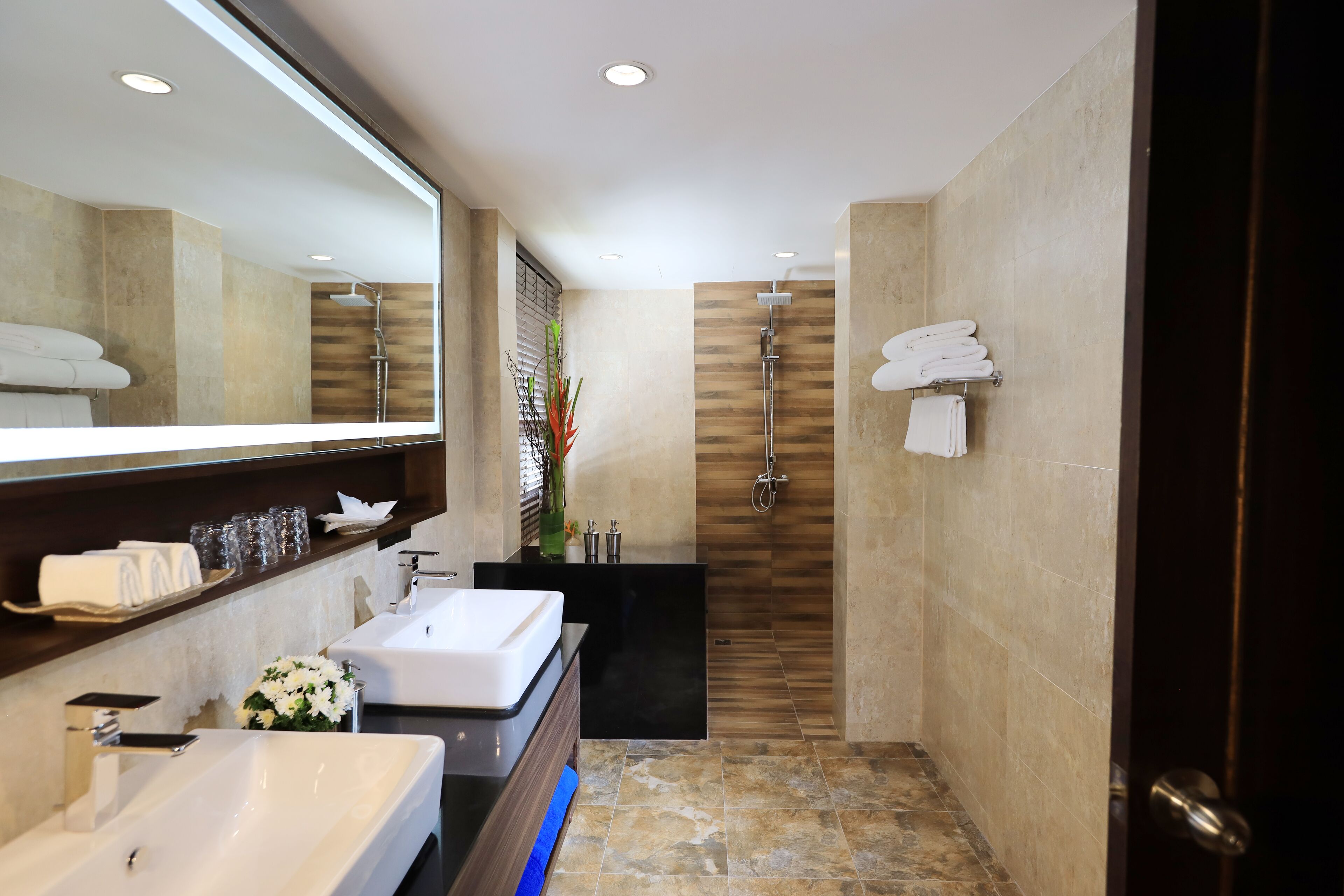deluxe triple | bathroom | separate bathtub and shower, free toiletries, hair dryer, towels