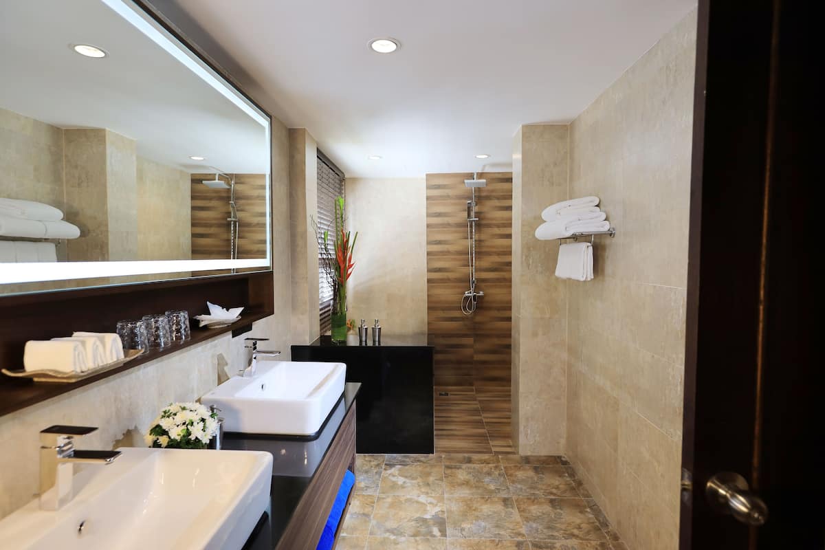 deluxe triple | bathroom | separate bathtub and shower, free toiletries, hair dryer, towels