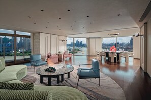 6 restaurants, breakfast, lunch, dinner served; Chinese cuisine