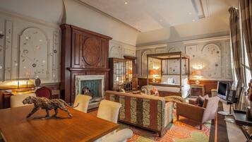 Egyptian cotton sheets, hypo-allergenic bedding, in-room safe