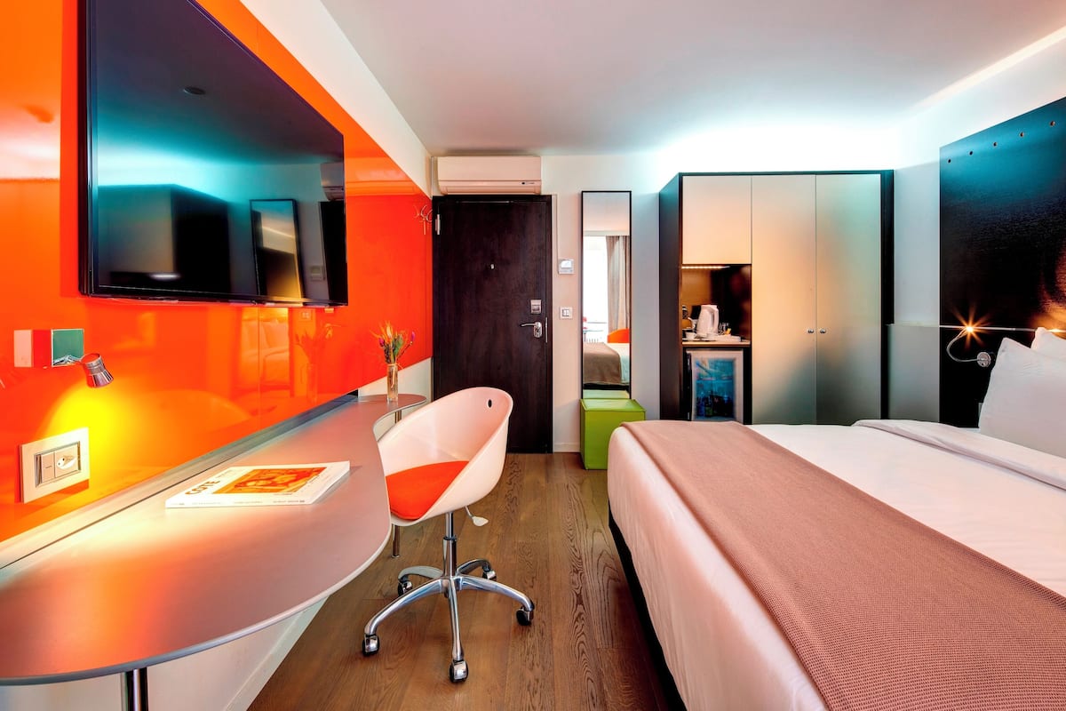 Minibar, coffres-forts dans les chambres, bureau, chambres insonorisées