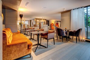 Tägliches Frühstücksbuffet (18 CHF pro Person)