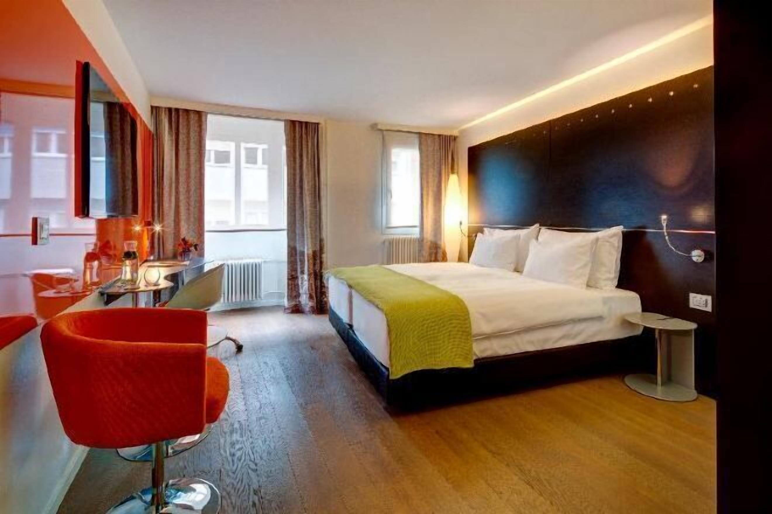 Minibar, safe på rommet, skrivebord og lydisolert