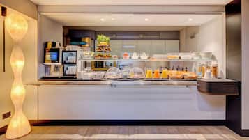 Desayuno buffet diario (CHF 18 por persona)