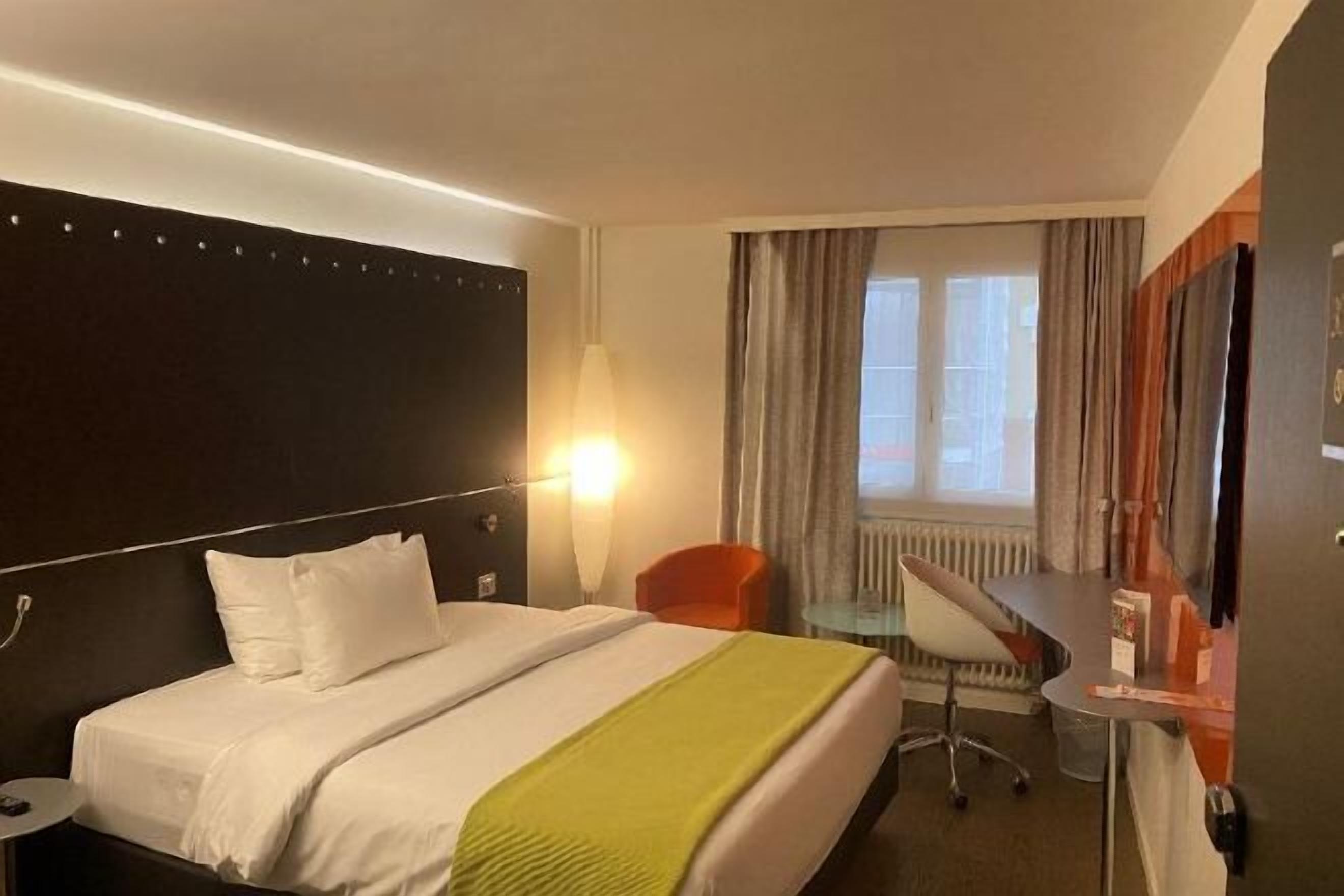 Minibar, safe på rommet, skrivebord og lydisolert