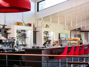 ランチ、ディナーに営業