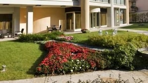 A multi-story hotel with a modern design, featuring balconies and large windows. - Rizzi Aquacharme Hotel & Spa (Darfo Boario Terme)