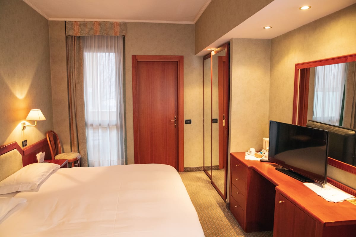 Down comforters, minibar, in-room safe, desk