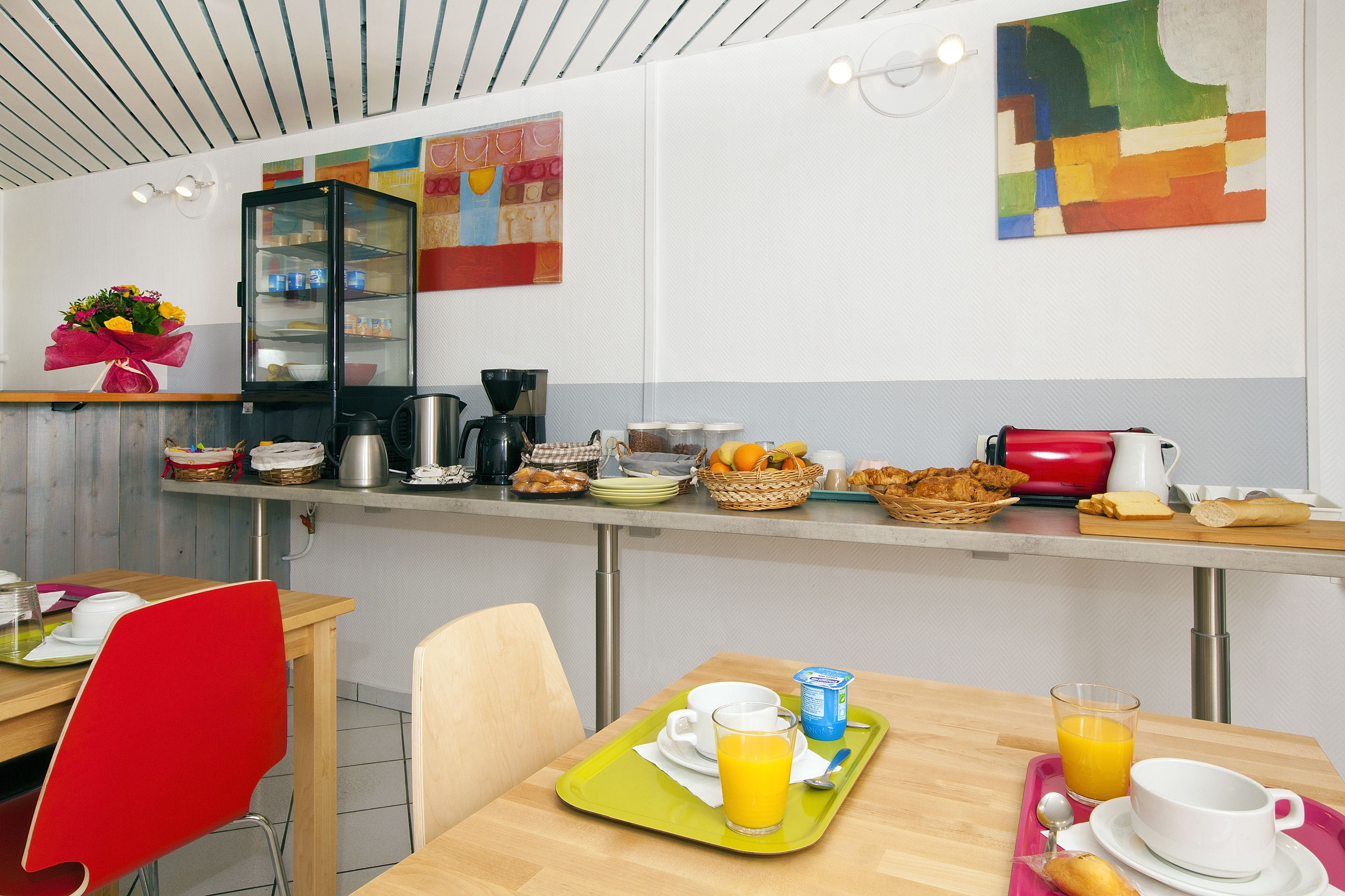 Daily continental breakfast (EUR 10 per person)