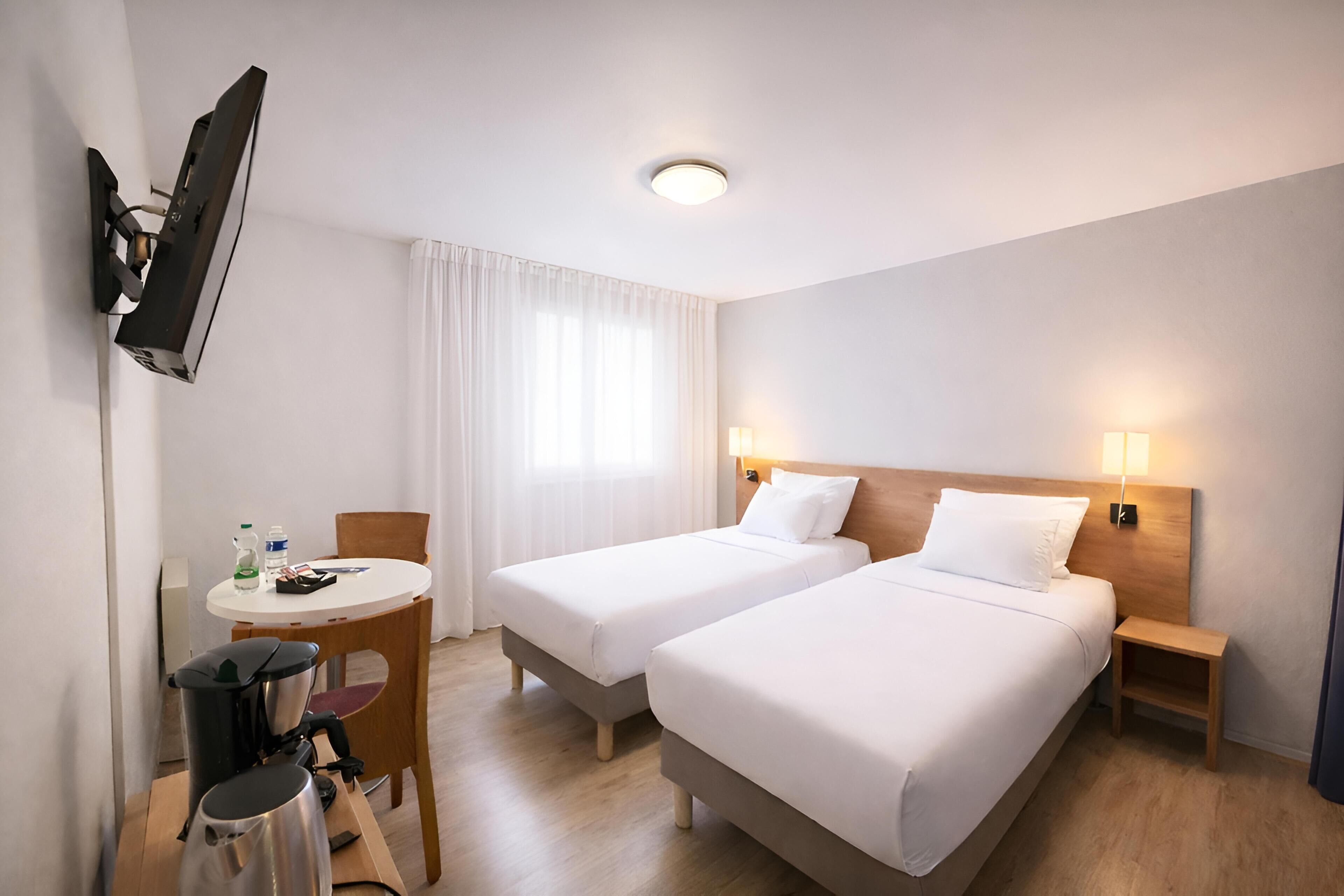 Premium-sengetøj, skrivebord, lydisolering, strygejern/strygebræt