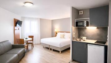 Sengetøy av topp kvalitet, skrivebord, lydisolert og strykejern/-brett