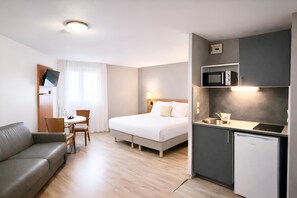 Premium-sengetøj, skrivebord, lydisolering, strygejern/strygebræt