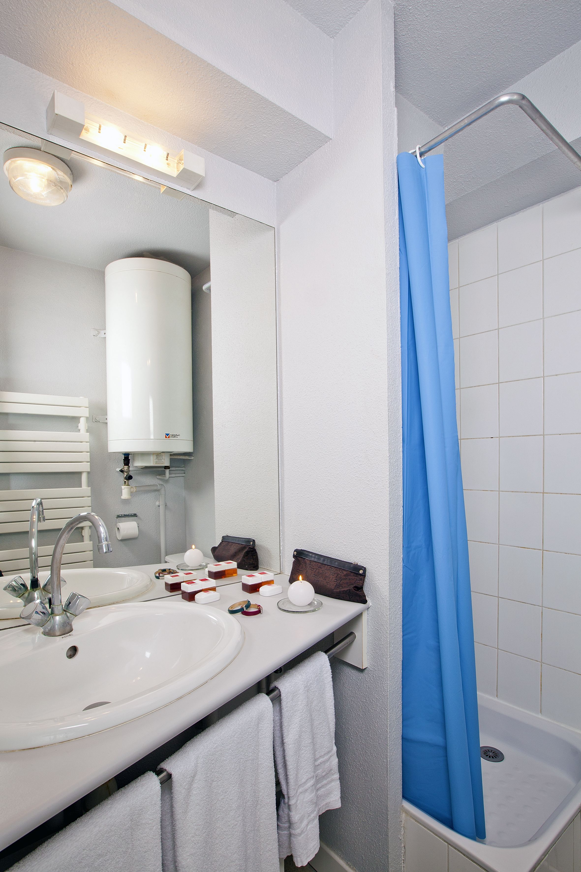 Ensemble douche/baignoire, articles de toilette gratuits