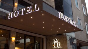 Hotellin sisäänkäynti, jonka yläpuolella on kyltti, jossa lukee: ”HOTEL ROYAL”.
