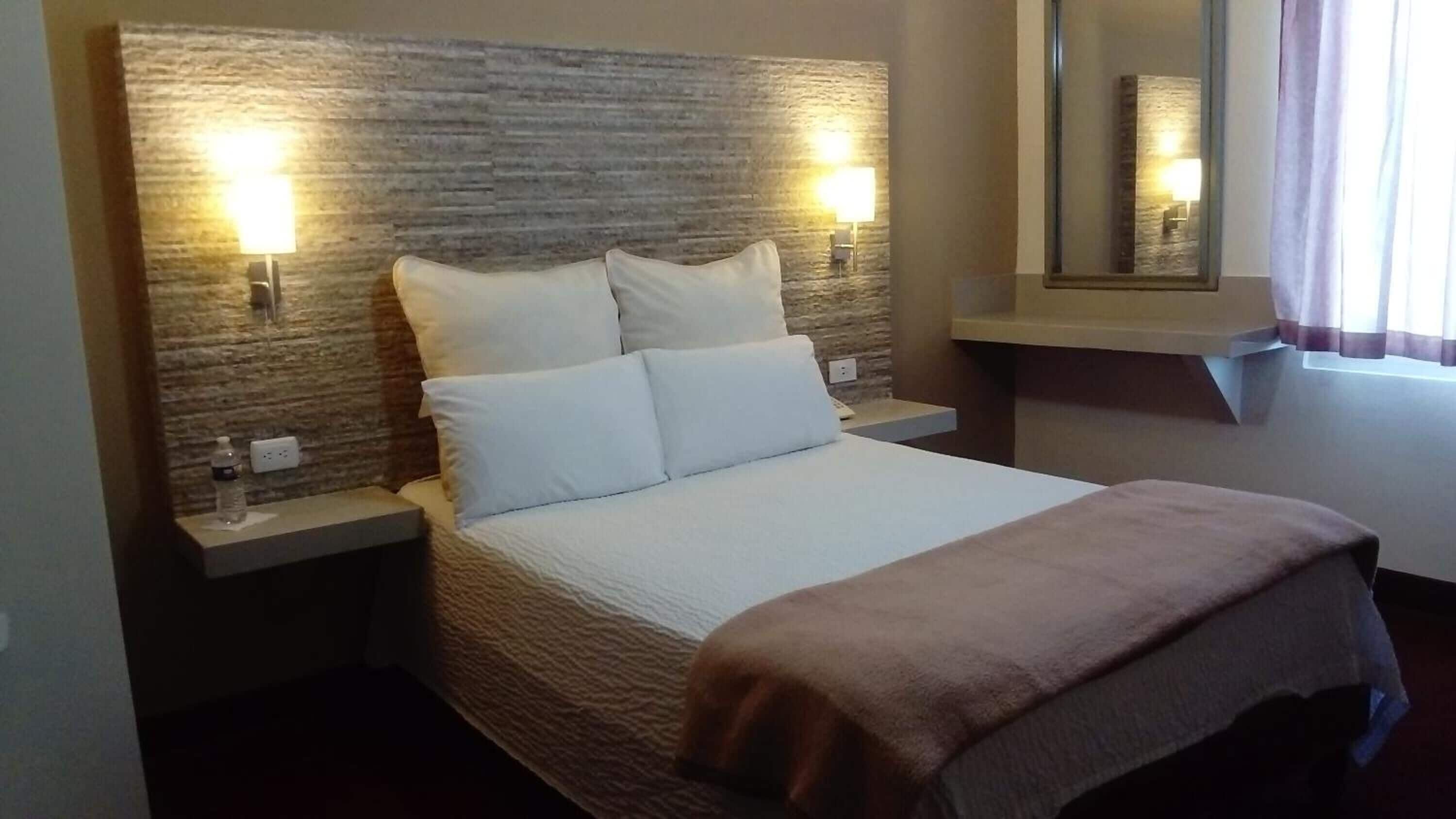 Ropa de cama de alta calidad y caja de seguridad en la habitación 