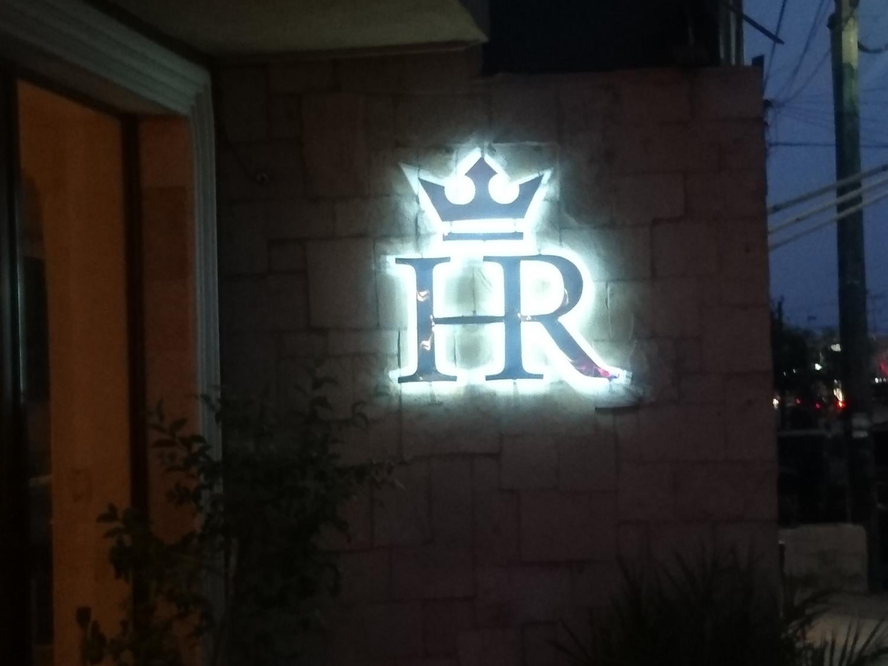 Un edificio con un cartel que muestra una corona sobre las letras "IR".