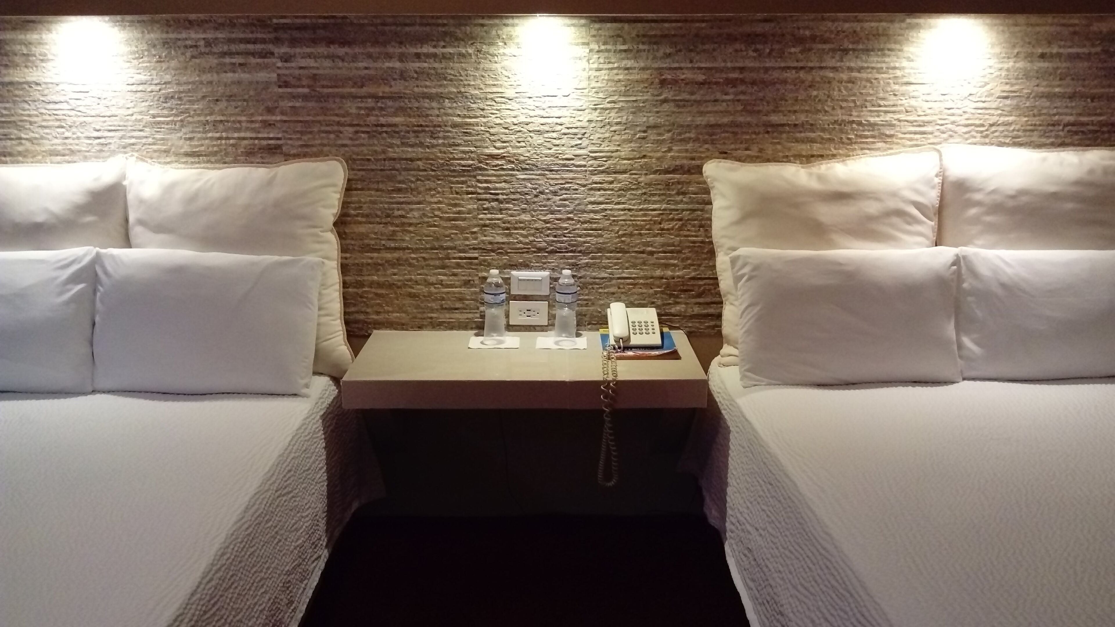 Ropa de cama de alta calidad y caja de seguridad en la habitación 