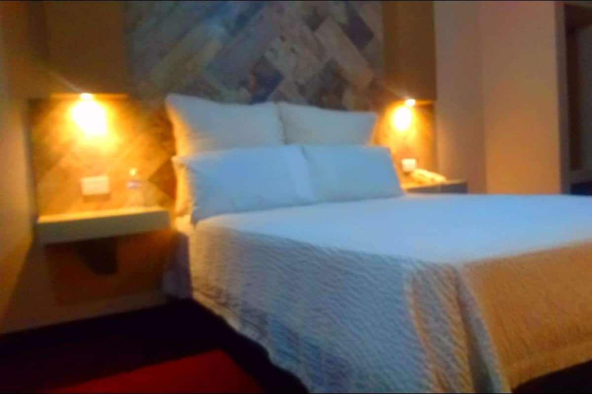 Family Single Room, 1 Double Bed | Premium bedding, in-room safe, desk, blackout drapes