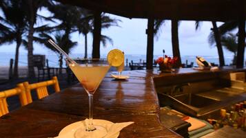 2 bares/lounges, bar ao lado da piscina, bar na praia