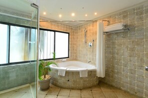 Suite presidencial, 1 habitación | Baño | Ducha y bañera combinadas y bañera profunda