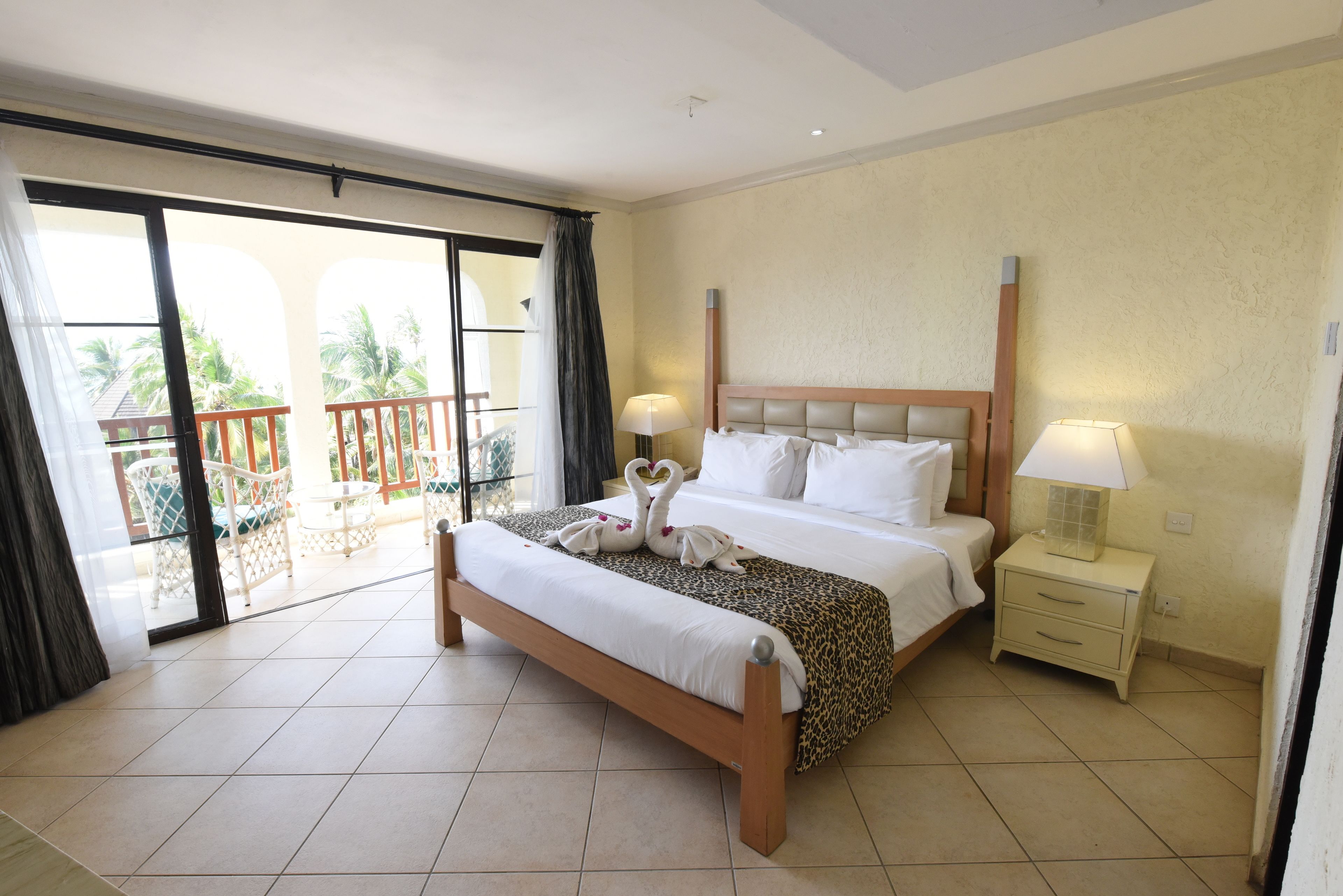 小型客房 | 高档床上用品、迷你吧、客房内保险箱、办公桌