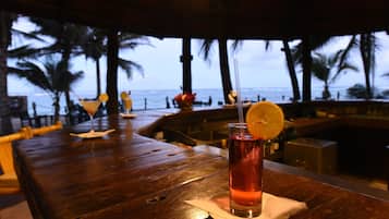 2 bares, bar junto a la piscina y bar en la playa