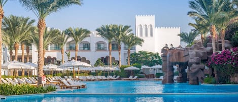 2 piscinas al aire libre, sombrillas, sillones reclinables de piscina