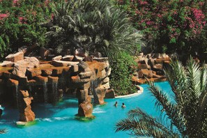 2 kolam renang outdoor, dengan payung kolam renang dan kursi berjemur
