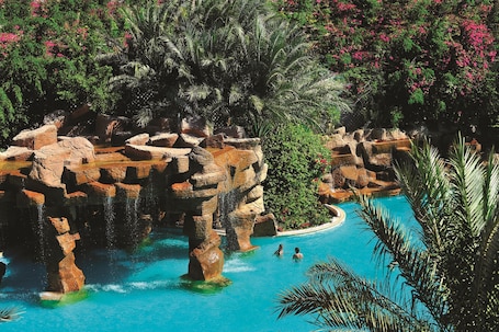 2 piscine all'aperto, ombrelloni da piscina, lettini. Baron Palms Resort Sharm El Sheikh - Adults Only - All inclusive