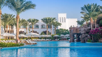 2 piscine all'aperto, ombrelloni da piscina, lettini