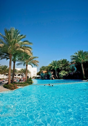 2 piscines extérieures, parasols de plage, chaises longues