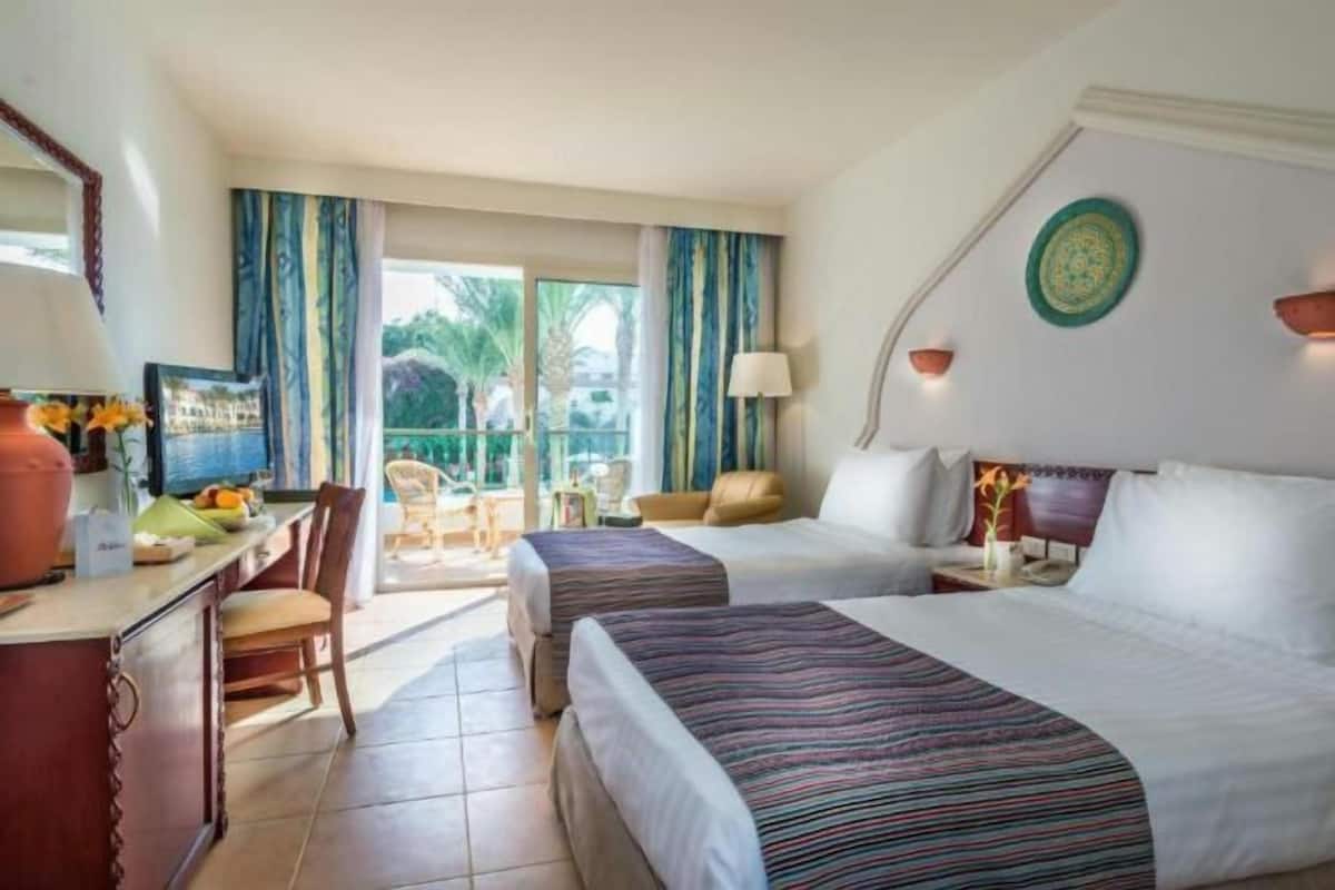 Egyptian cotton sheets, minibar, in-room safe