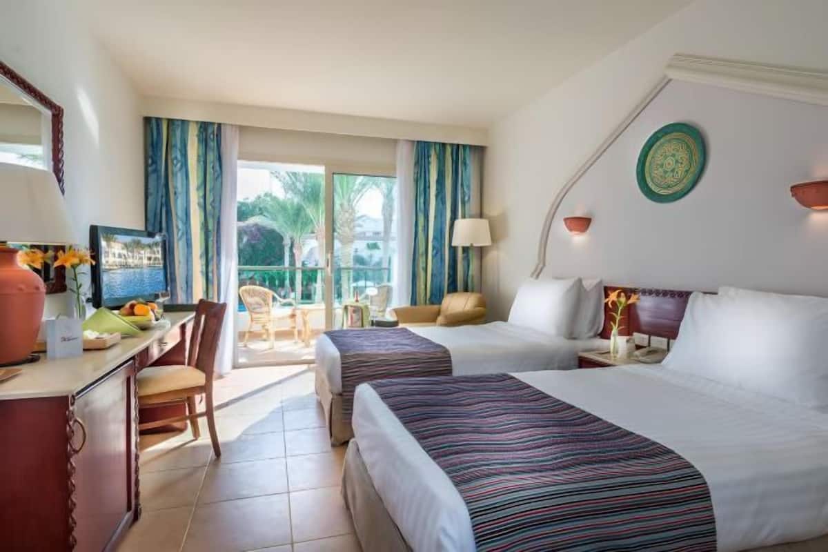 Egyptian cotton sheets, minibar, in-room safe