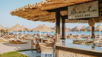 3 bares/lounges, bar ao lado da piscina, bar na praia