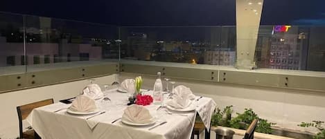 2 restaurants, spécialités Cuisine internationale