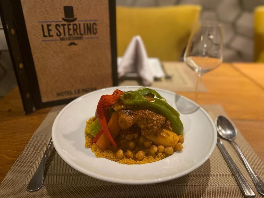 2 restaurants, international cuisine