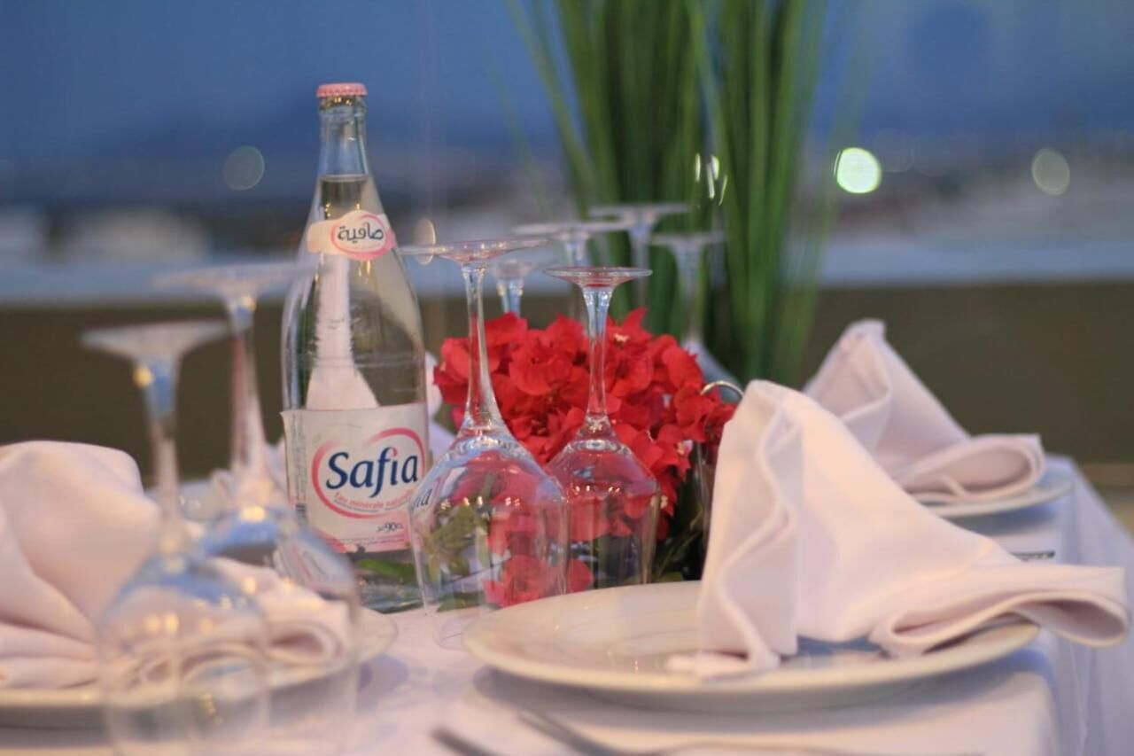 2 restaurants, international cuisine