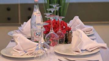 2 restaurants, international cuisine