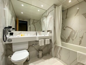 Een douche, gratis toiletartikelen, een haardroger, handdoeken