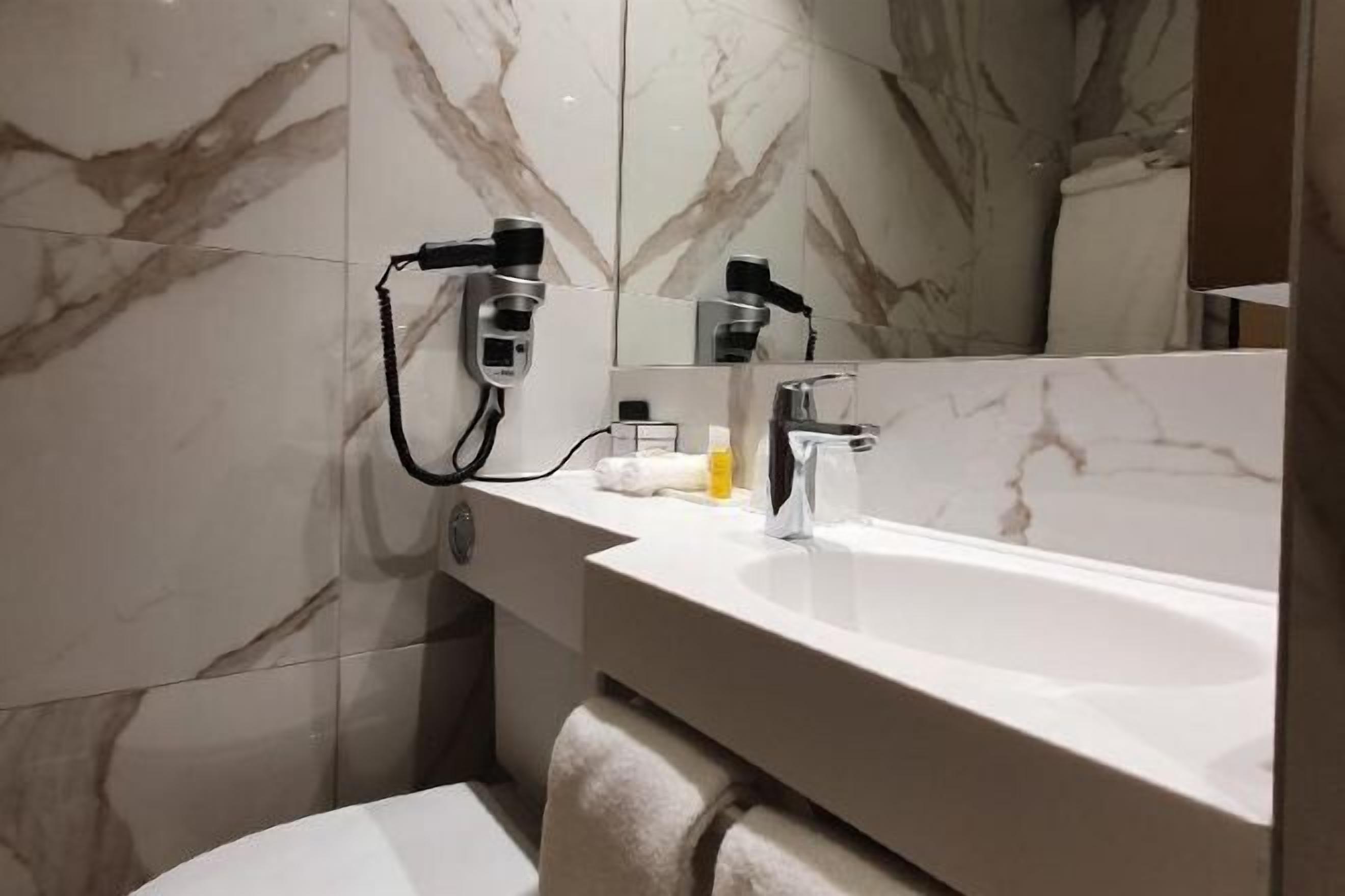 욕실 | 샤워 시설, 무료 세면용품, 헤어드라이어, 타월