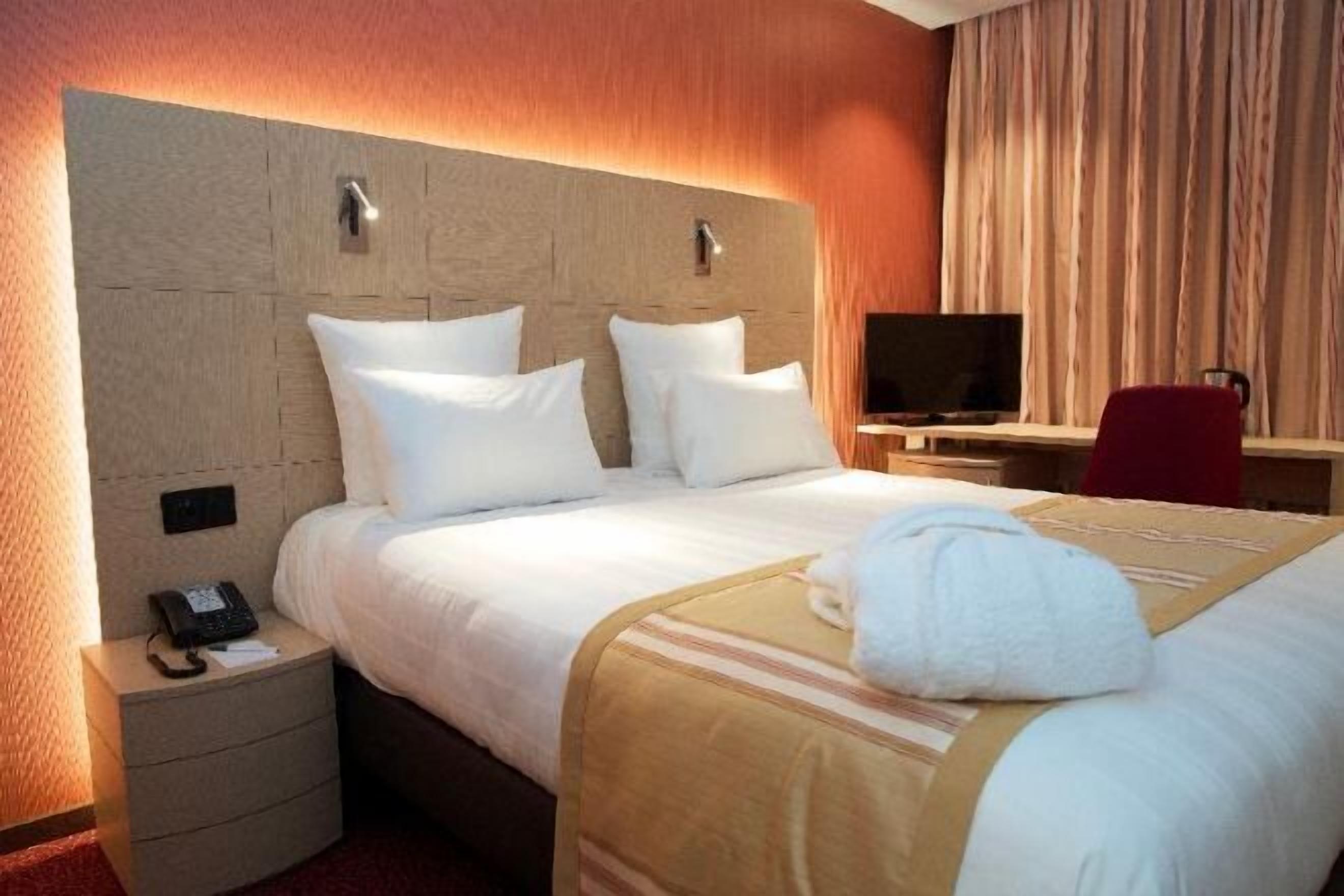 Premium bedding, free minibar, in-room safe, desk