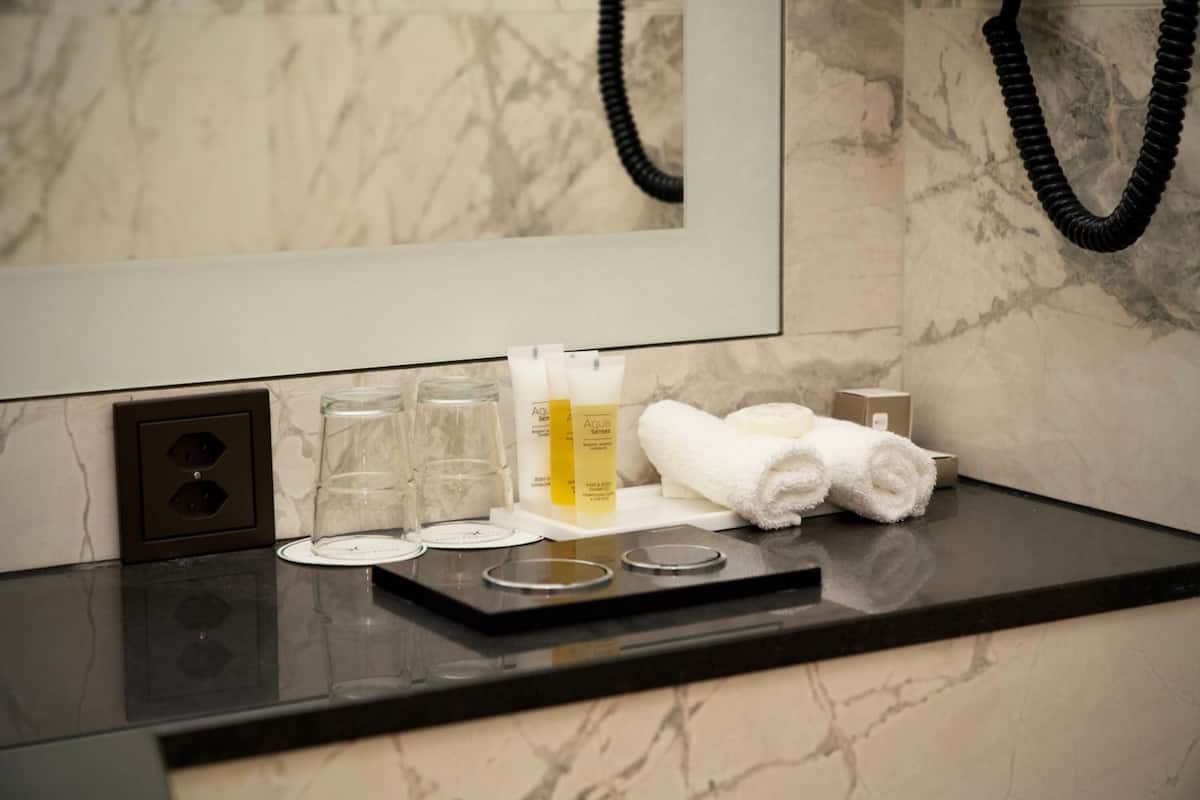 shower, free toiletries, hair dryer, towels